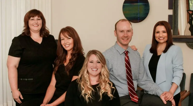 El Dr. Nathan Snyder, Dr. Luisa Snyder y su equipo en la familia de Snyder Odontología en Salem, Or